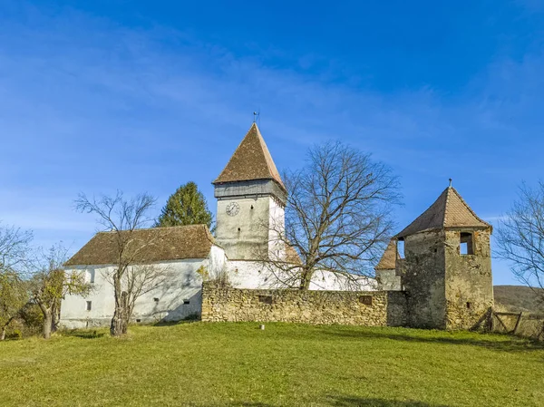 ホスマン村 シビウ市近くのルーマニアのトランシルヴァニアの強化中世サクソン福音教会 ロイヤリティフリーのストック画像
