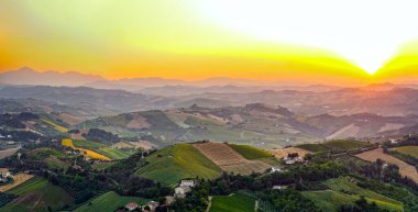 İtalya 'da alacakaranlıkta manzara, Marche bölgesi, Ascoli Piceno ili, Ripatransone köyünden gün batımı