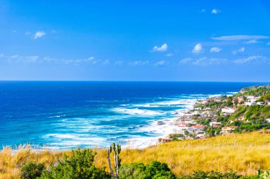 İtalya 'nın Calabria kentindeki Capo Vaticano (Tonicello) yakınlarındaki sahil şeridi, akşam üstü büyülü bir ışıkla