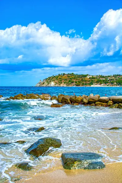 意大利南部卡拉布里亚 阳光明媚的夏日 圣玛利亚海滩卡波卡诺附近的海滩 图库照片