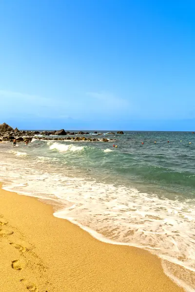 意大利南部卡拉布里亚 阳光明媚的夏日 圣玛利亚海滩卡波卡诺附近的海滩 图库图片
