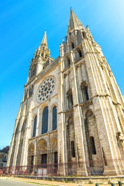 1194 ve 1220 yılları arasında Avrupa 'nın en güzel ve tarihsel açıdan en önemli katedrallerinden biri olan Gotik tarzı olan Our Lady of Chartres Katedrali.