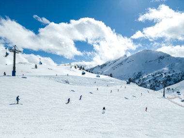 Obertauern, Salzburg bölgesi, Avusturya - Kayak merkezi, kulübe, kayakçılar ve Avusturya Alplerinde yamaç