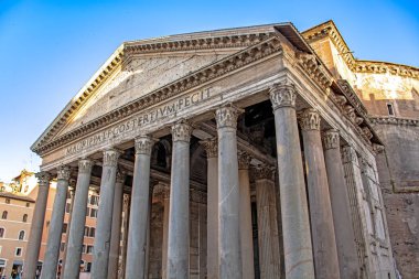 Pantheon, Roma, eski Roma tapınağı ve İtalya 'daki gerçek Katolik kilisesi.
