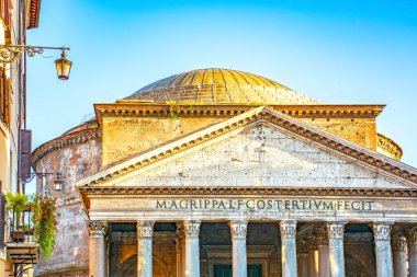 Pantheon, Roma, eski Roma tapınağı ve İtalya 'daki gerçek Katolik kilisesi.