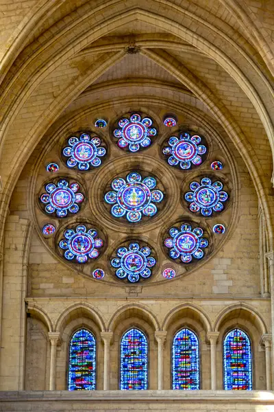 Laon Katedrali, Notre-Dame, boyalı cam gül penceresi Laon, Aisne, Hauts-de-France, Fransa 'daki Roma Katolik kilisesi. 12. ve 13. yüzyıllarda inşa edilmiş.