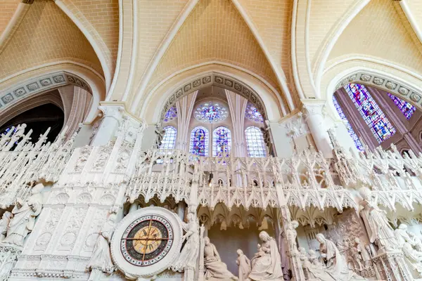 シャルトル大聖堂 フランス 合唱の壁彫刻と時計 1194年から1220年の間に建てられたゴシック様式のランドマーク ヨーロッパ全土で最も美しく歴史的に重要な大聖堂の1つ ストック画像