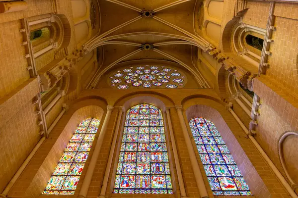 シャルトル大聖堂 フランス インテリア ローズウィンドウ ステンドグラス ゴシック様式のランドマーク 1194年から1220年の間に建てられ ヨーロッパ全土で最も美しく歴史的に重要な大聖堂の一つです ストックフォト