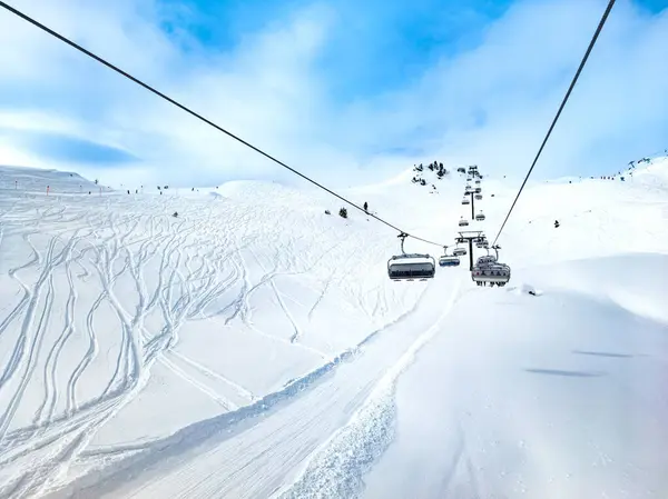 オーバータウン ザルツブルクエリア オーストリア スキーリゾート スキーヤー オーストリアアルプスの斜面 ロイヤリティフリーのストック写真