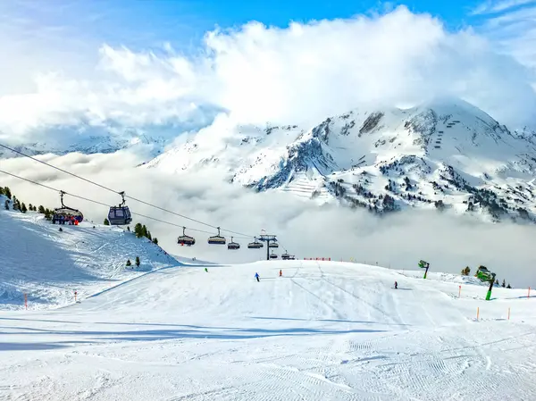 オーバータウン ザルツブルクエリア オーストリア スキーリゾート スキーヤー オーストリアアルプスの斜面 ストック写真