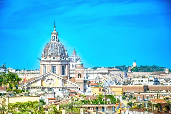 青空と夏の日の背景にあるセントピーター大聖堂のドームとスペインのステップからのローマのスカイラインパノラマ イタリア ロイヤリティフリーのストック画像