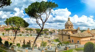 Roma, İtalya 'da Capitoline Hill' den Panorama: Roma, İtalya 'nın merkezindeki Via dei Fori Imperiali yolu, Trajan Forumu, Augustus Forumu ve Nerva Forumu ve Carpenter Aziz Joseph barok kilisesi