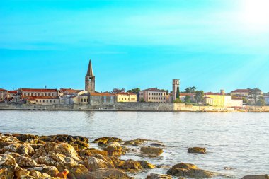 Hırvatistan 'ın İstria Yarımadası' ndaki Porec kasabası, akşam saatlerinde