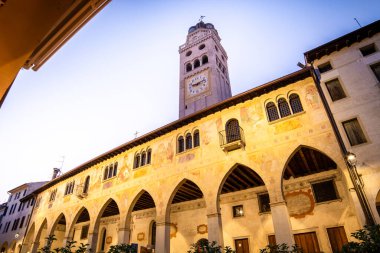 Conegliano, Veneto vilayeti, Kuzey İtalya 'da güzel bir kasaba alacakaranlıkta görüldü