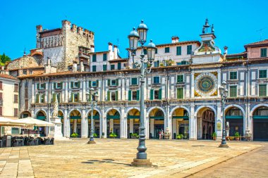 Piazza della Loggia, Brescia, Lombardy, İtalya Astronomi Kulesi doğu tarafında yer almaktadır..