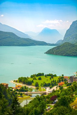 İtalya, Trentino 'daki Molveno Gölü' nün arka planında Brenta Dolomitleri 