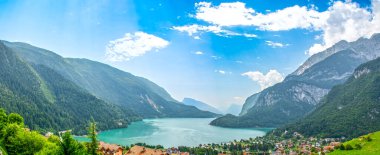 İtalya, Trentino 'daki Molveno Gölü' nün arka planında Brenta Dolomitleri 