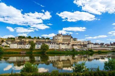 Fransa 'da Loire Vadisi' nde Amboise Nehri ve köprüsü olan bir kasaba.