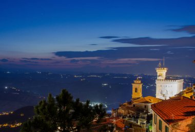 San Marino - Alacakaranlıkta panorama şehir manzarası, hükümet sarayı manzarası
