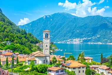 İtalya Lugano Gölü 'ndeki Osteno köyü. Gölün diğer tarafında İsviçre manzaralı.