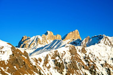 Dolomitler, kış mevsiminde kar mevsiminde İtalya 'nın Trentino kentindeki Marmolada grubunun bir kısmını oluşturan Colac-Buffaure alt grubu etrafında, alacakaranlıkta dağlık alandalar.