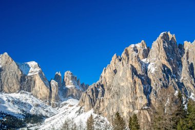 Dolomitler, Vigo di Fassa, Catinaccio bölgesi, İtalya yakınlarındaki kışın manzarası.