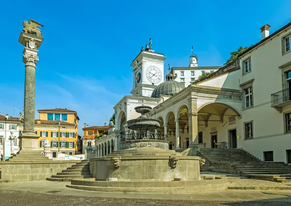 Udine, Friuli, İtalya, Piazza della Liberta, saat kulesi ve kolon kanatlı Venedik aslanı