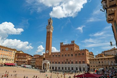 Piazza del Campo Siena, Toskana, İtalya 'da güneşli yaz gününde