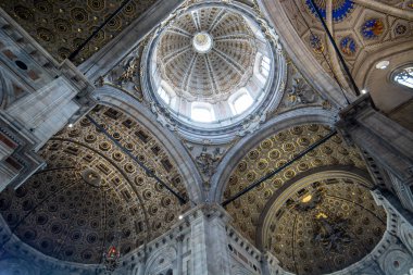 Lombardy, İtalya 'daki Santa Maria Katedrali. Saf tavan manzarası.