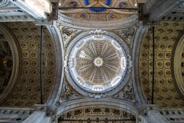Lombardy, İtalya 'daki Santa Maria Katedrali. Saf tavan manzarası.