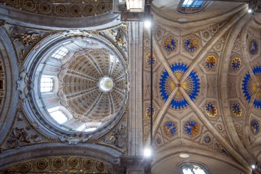 Lombardy, İtalya 'daki Santa Maria Katedrali. Saf tavan manzarası.