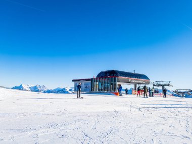 Avusturya Alplerinde kışın dağ yolu, Kitzbuhel Kitzbuhel yol tabelası, karlı köknar ağacı