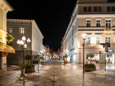 REICHEHALL, GERMANY - 24 ARALIK 2024: Işıklar dekorasyonlu ana cadde alışveriş caddesi