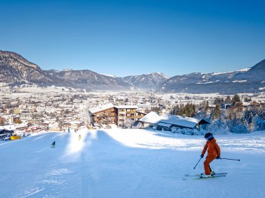 Sankt Johann, Tirol, Kitzbuhel Alps bölgesi Tyrol, Avusturya - Avusturya Alplerindeki kayak merkezinde kayak pistinde kayakçı