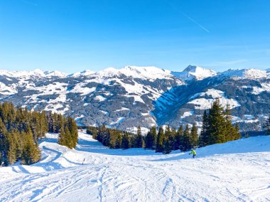 Kitzbuhel Alps bölgesinde Kitzbuhel - Avusturya Alplerinde kayak merkezinde kayak pistinde kayakçı
