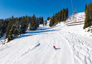 Kitzbuhel Alps bölgesinde Kitzbuhel - Avusturya Alplerinde kayak merkezinde kayak pistinde kayakçı