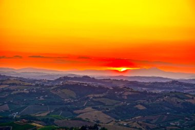 İtalya 'da alacakaranlıkta manzara, Marche bölgesi, Ascoli Piceno / Fermo ili, 