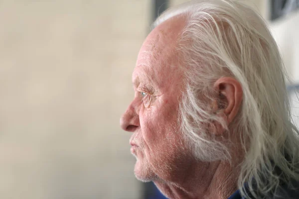 Starý Muž Kolem Sedmdesáti Starší Muž Pohled Zblízka Boku Dívá — Stock fotografie