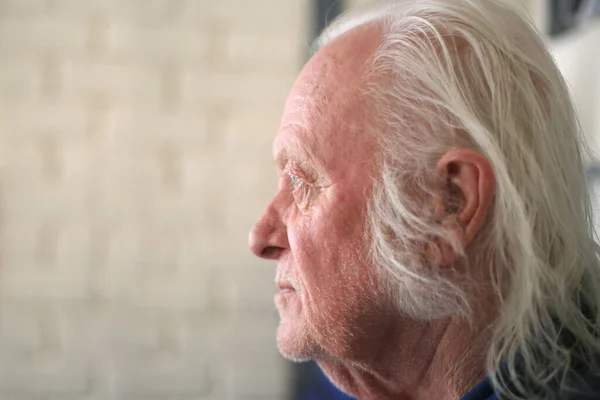 Yaşlarda Yaşlı Bir Adam Yaşlı Görünümlü Yandan Bakan Yakından Bakan — Stok fotoğraf