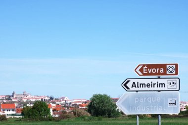  Evora yakınlarında yol işaretleri, Portekiz 'in güneyinde şehir.