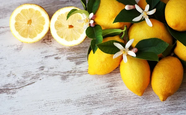 Reife Zitronen Und Blumen Auf Dem Tisch Stockfoto