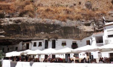 Setenil de las Bodegas, İspanya 'nın güneyindeki turistik köy.