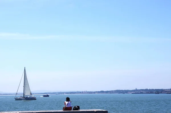 Zeilboot Rivier Tejo Lisboa Portugal Rechtenvrije Stockfoto's