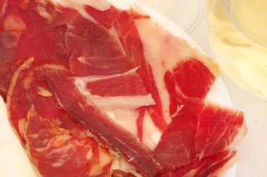 İber sosisi ve iyileşmiş jamon.