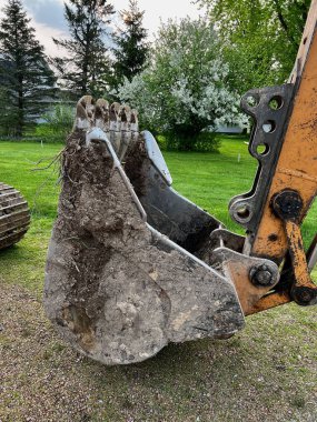 İnşaat alanındaki bir kepçe kovasına yakın çekim