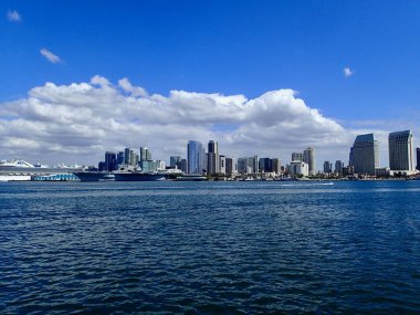 San Diego silueti mavi gökyüzü arkaplanına karşı 
