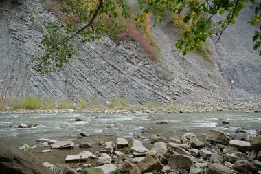 Prut nehri ve dağ, Yaremche, Ukrayna 'da katlanır. Yaremche kıvrımları olarak bilinir. Avrupa' nın en büyük Stryi oluşumu. Burada bu oluşumun kayaları katlanmış ve kusurlu, gotik ya da simgesel tiplerdir.