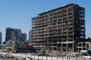 UKRAINE, KYIV, 25 Mart 2022: Rus füzesi 20 Mart 'ta alışveriş ve eğlence merkezi Retroville' i yok etti. Kazıcı molozları temizliyor. Bombalamadan sonra. Ukrayna halkına terör ve soykırım