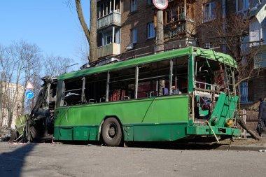 Bombalamadan sonra. Ukrayna 'da savaş. Rusya - terörist ülke, 14 Mart 2022 'de Kyiv şehrinde bir füze troleybüsü tarafından yok edildi. Rusya - terörist ülke. Ukrayna halkına terör ve soykırım