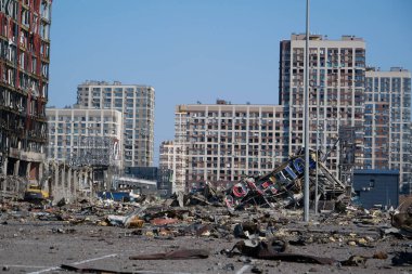 KYIV, UKRAINE, 15 Nisan 2022 Bombalamadan sonra. Ukrayna 'da savaş. Rus füzesi 20 Mart 2022 'de Kyiv' de spor salonu olan alışveriş ve eğlence merkezi Retroville 'i yerle bir etti.